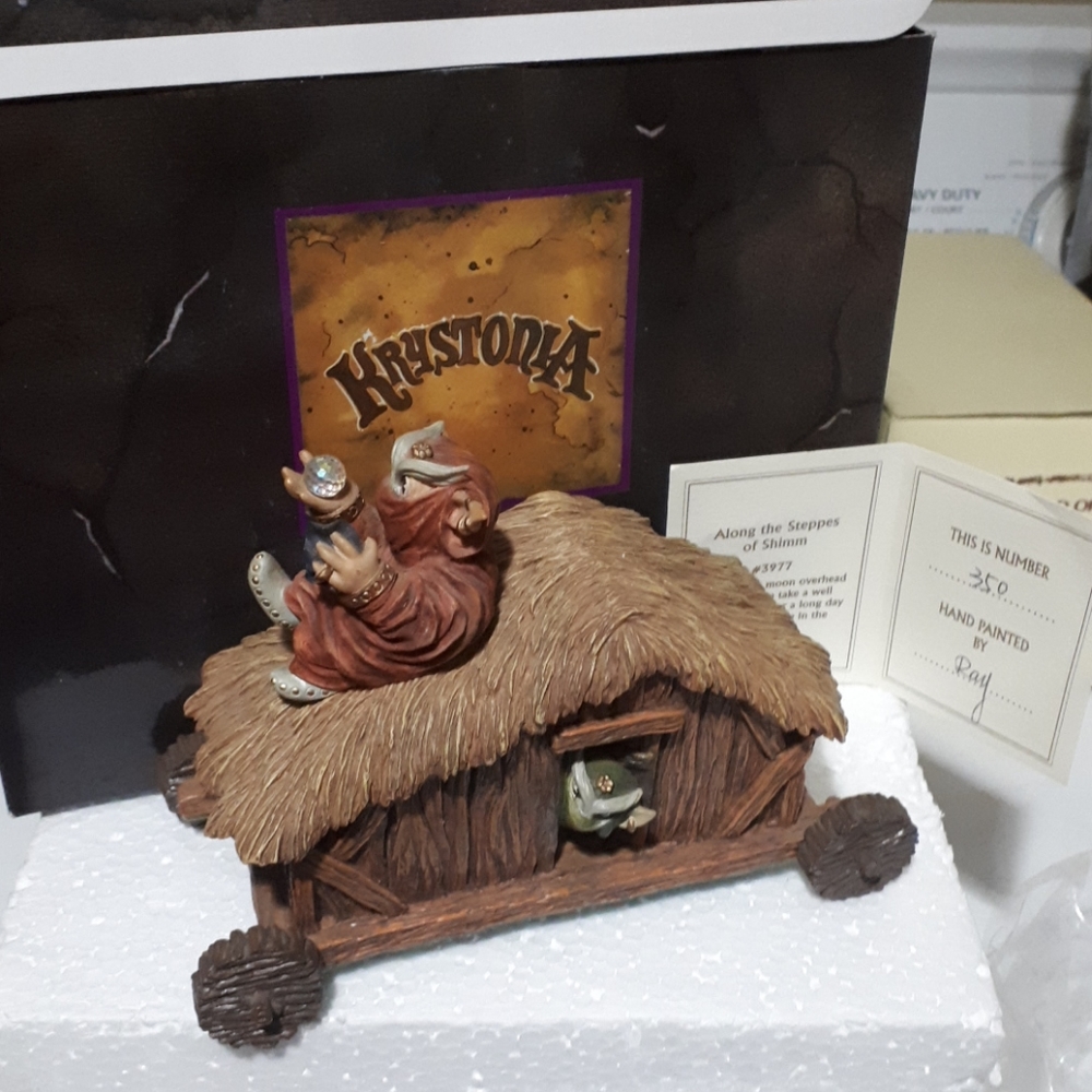 KRYSTONIA figurine